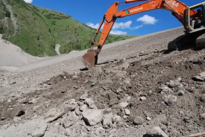 Photograph 2 (left) and 3 (right). Rough and loose surface configurations can be made using an excavator on sl